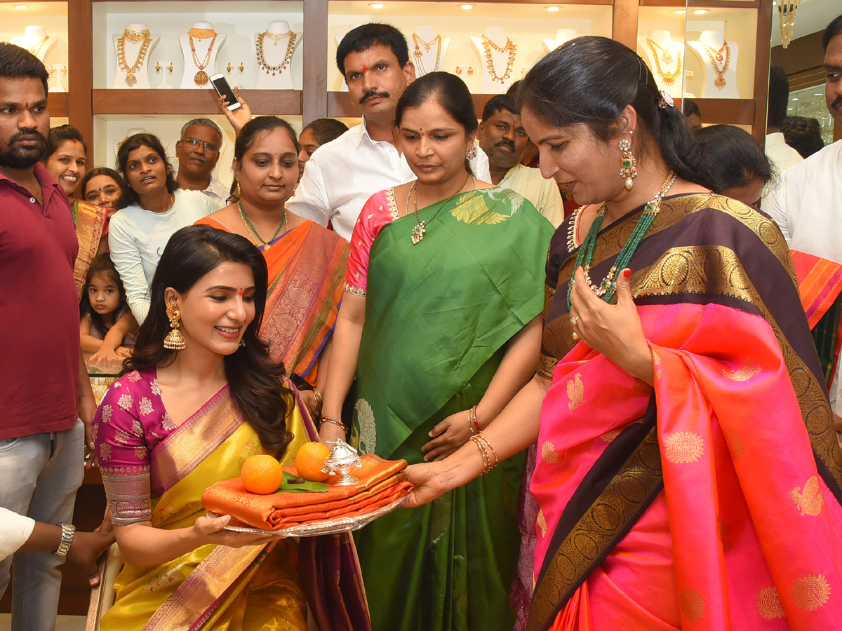 samantha Launch Chennai Shopping mall at Siddipet Photo Gallery - Sakshi12