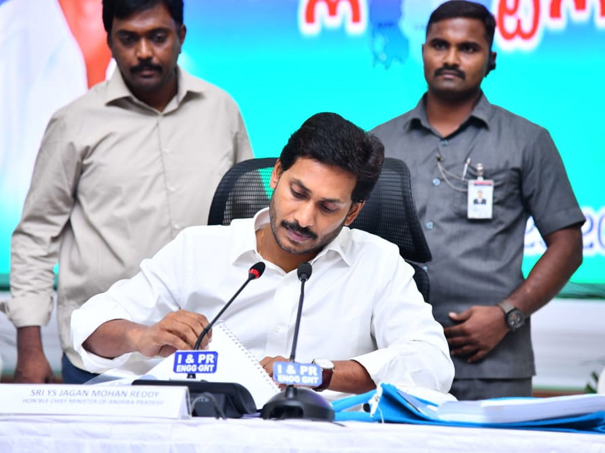 CM YS Jagan holds Collectors meeting at Praja Vedika Photo Gallery - Sakshi10