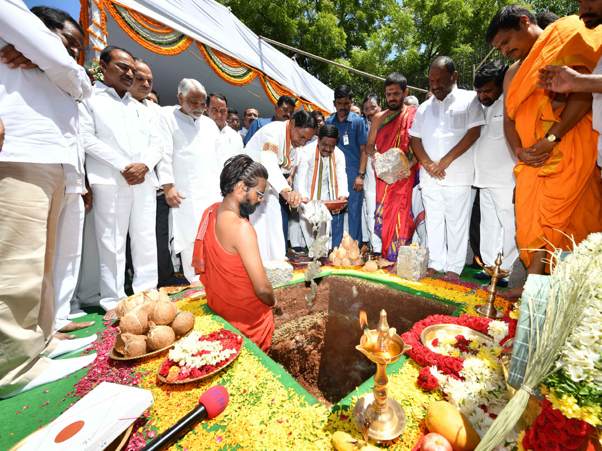 KCR lays foundation stone for new Secretariat building Photo Gallery - Sakshi3