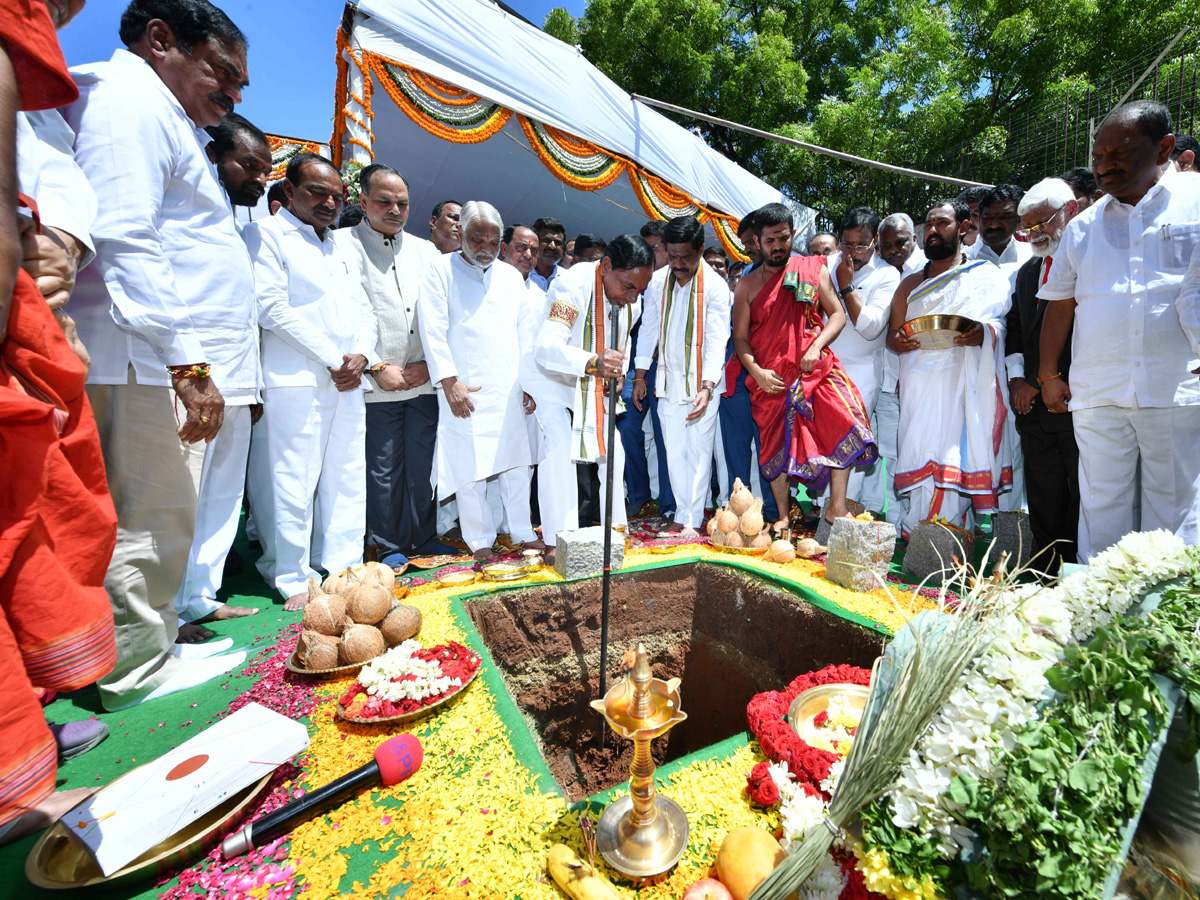 KCR lays foundation stone for new Secretariat building Photo Gallery - Sakshi1