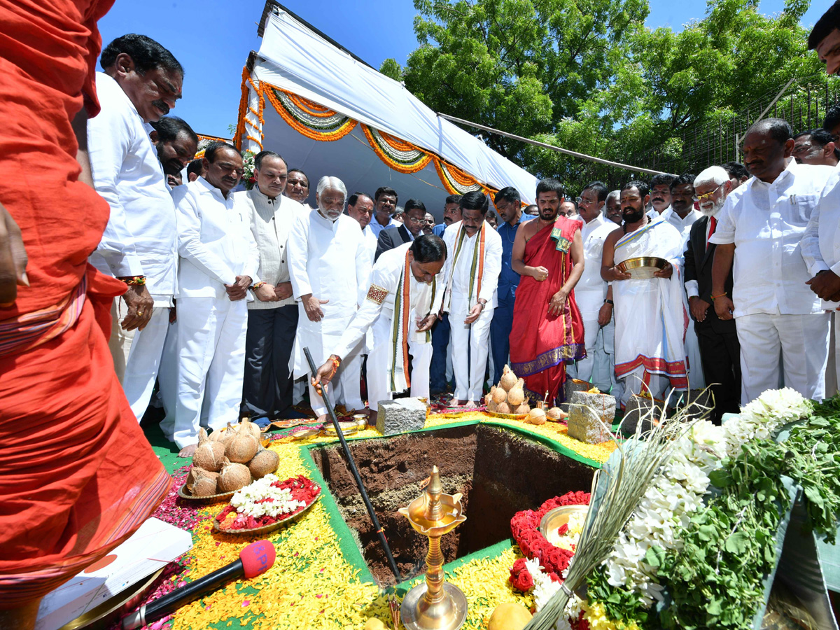 KCR lays foundation stone for new Secretariat building Photo Gallery - Sakshi5