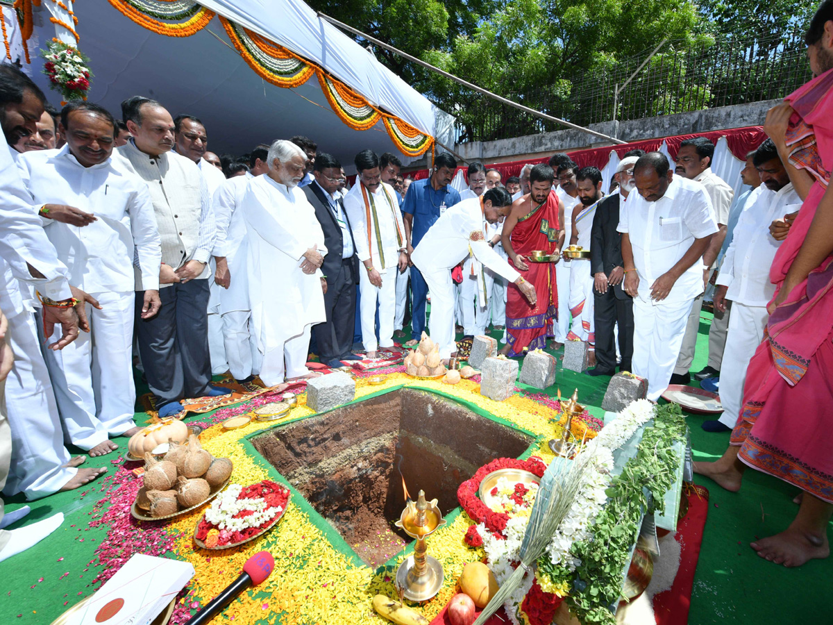 KCR lays foundation stone for new Secretariat building Photo Gallery - Sakshi6