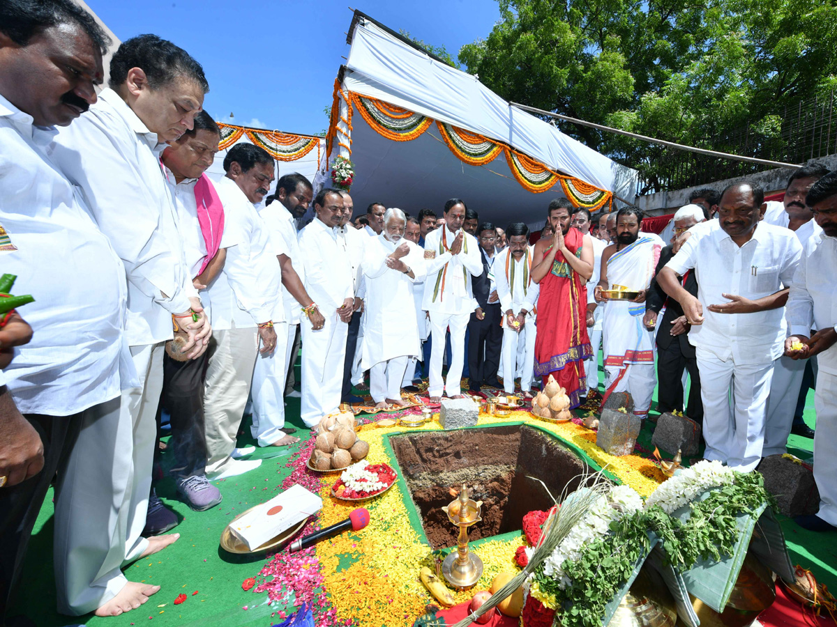 KCR lays foundation stone for new Secretariat building Photo Gallery - Sakshi7