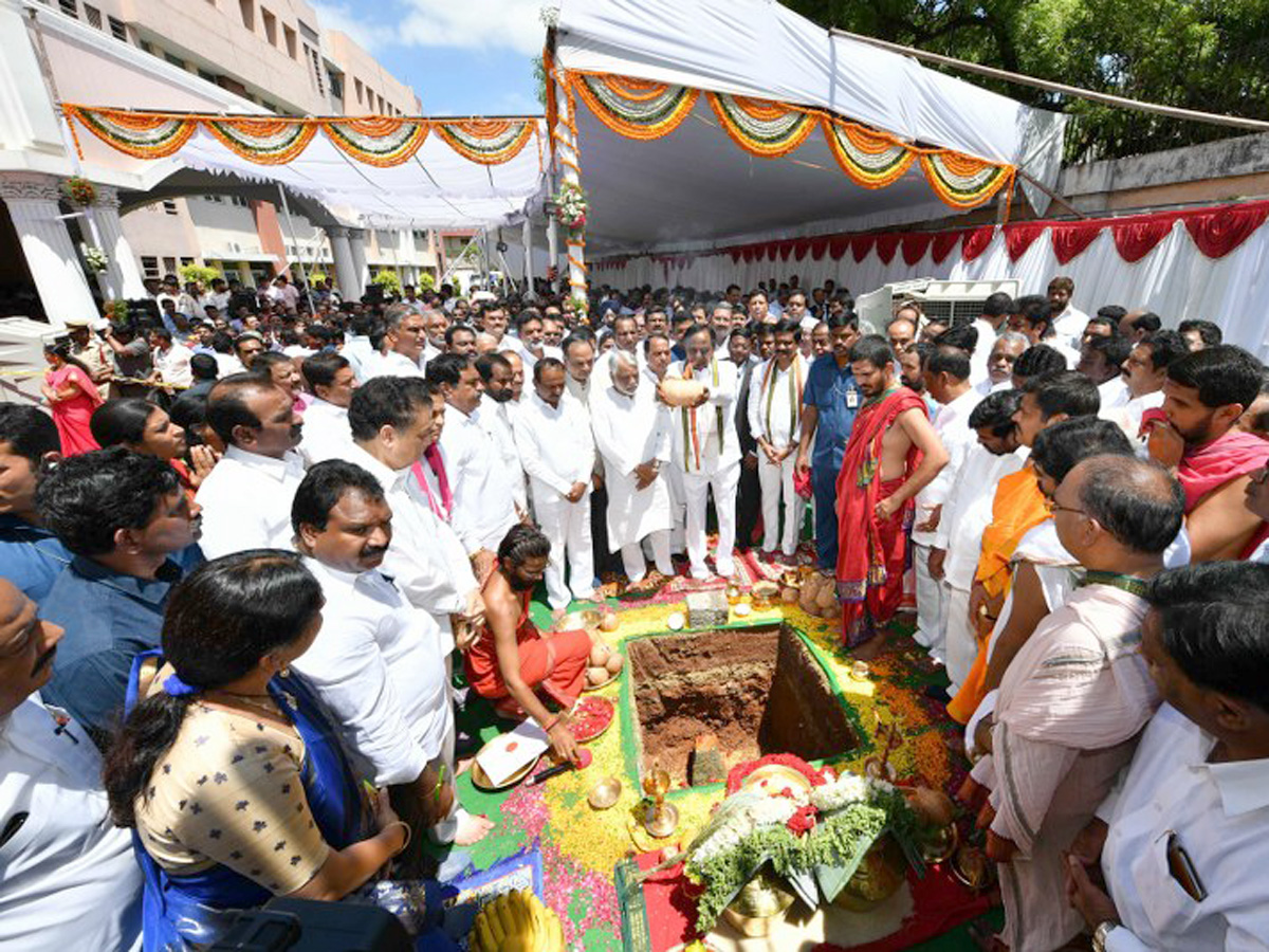 KCR lays foundation stone for new Secretariat building Photo Gallery - Sakshi9