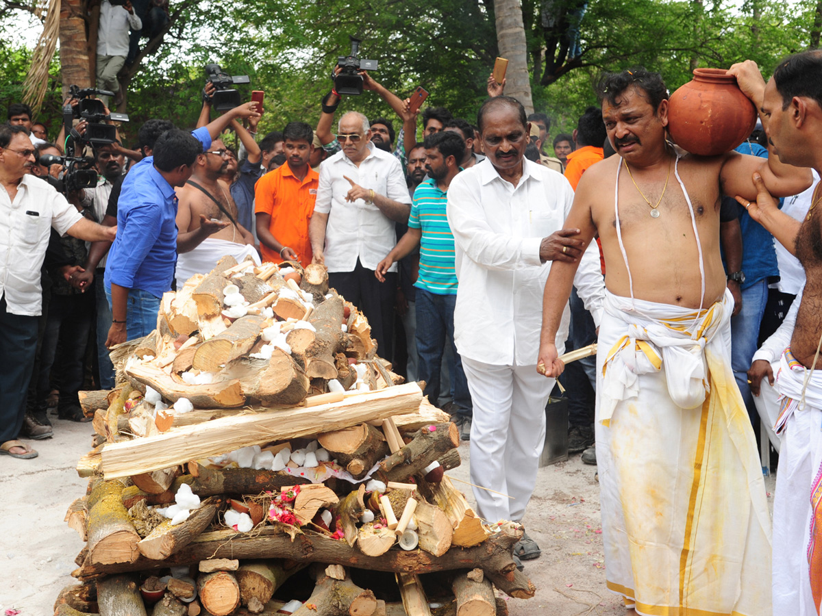 Vijaya Nirmala Last Journey Rituals Completed Photo Gallery - Sakshi1