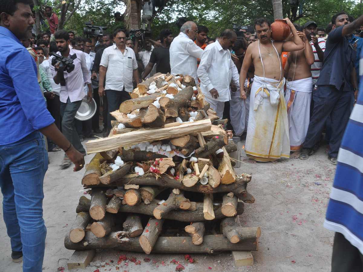 Vijaya Nirmala Last Journey Rituals Completed Photo Gallery - Sakshi13