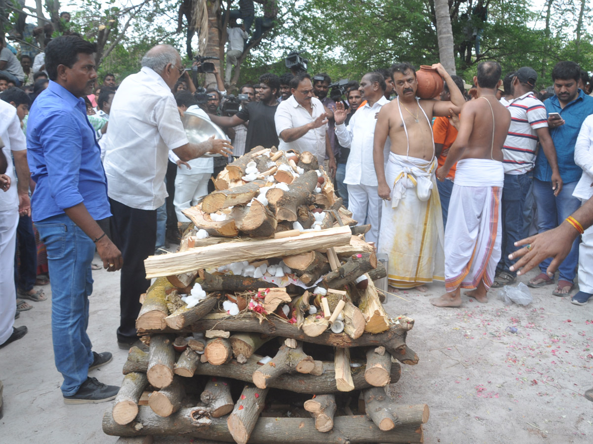 Vijaya Nirmala Last Journey Rituals Completed Photo Gallery - Sakshi14