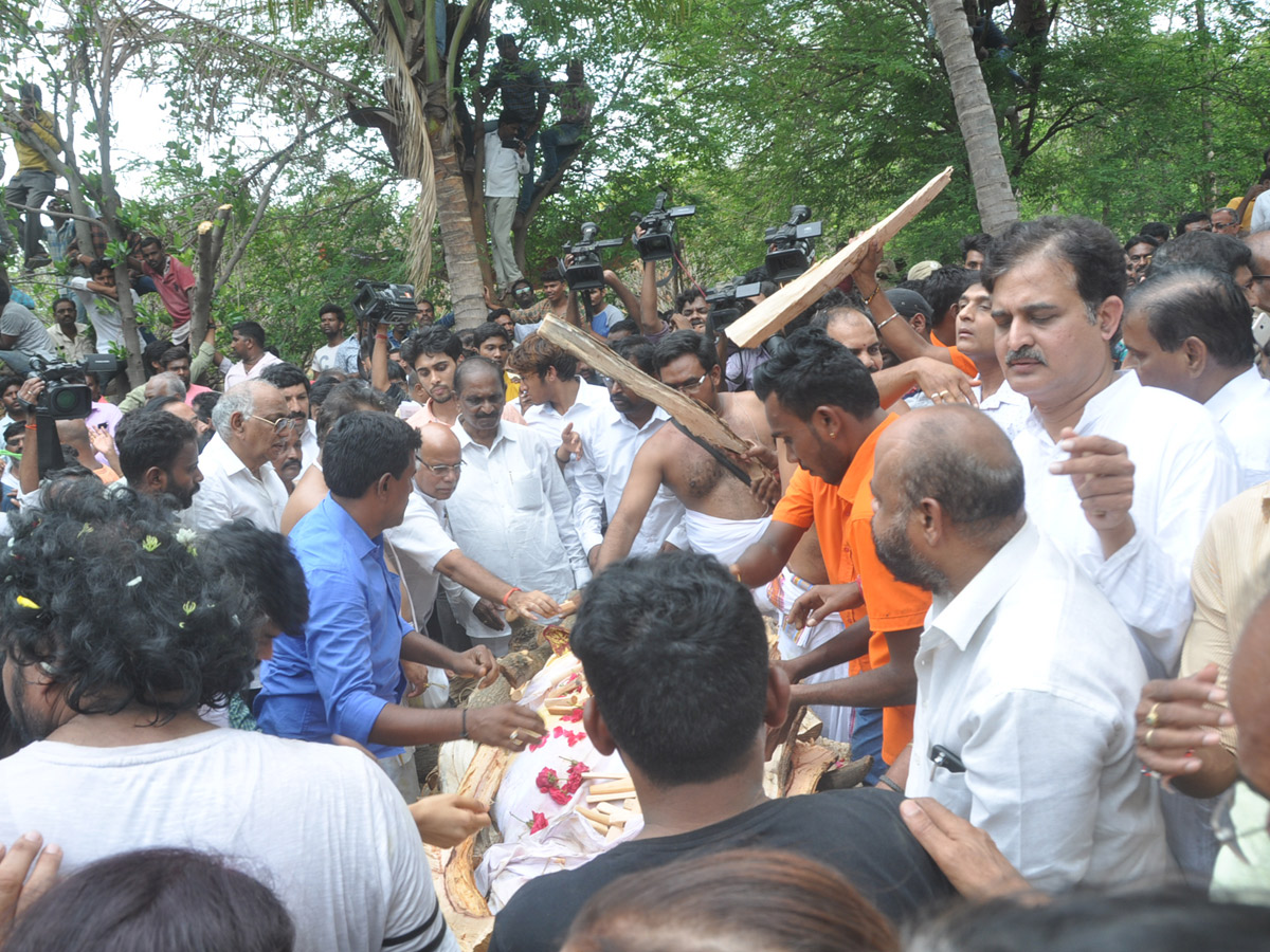 Vijaya Nirmala Last Journey Rituals Completed Photo Gallery - Sakshi16