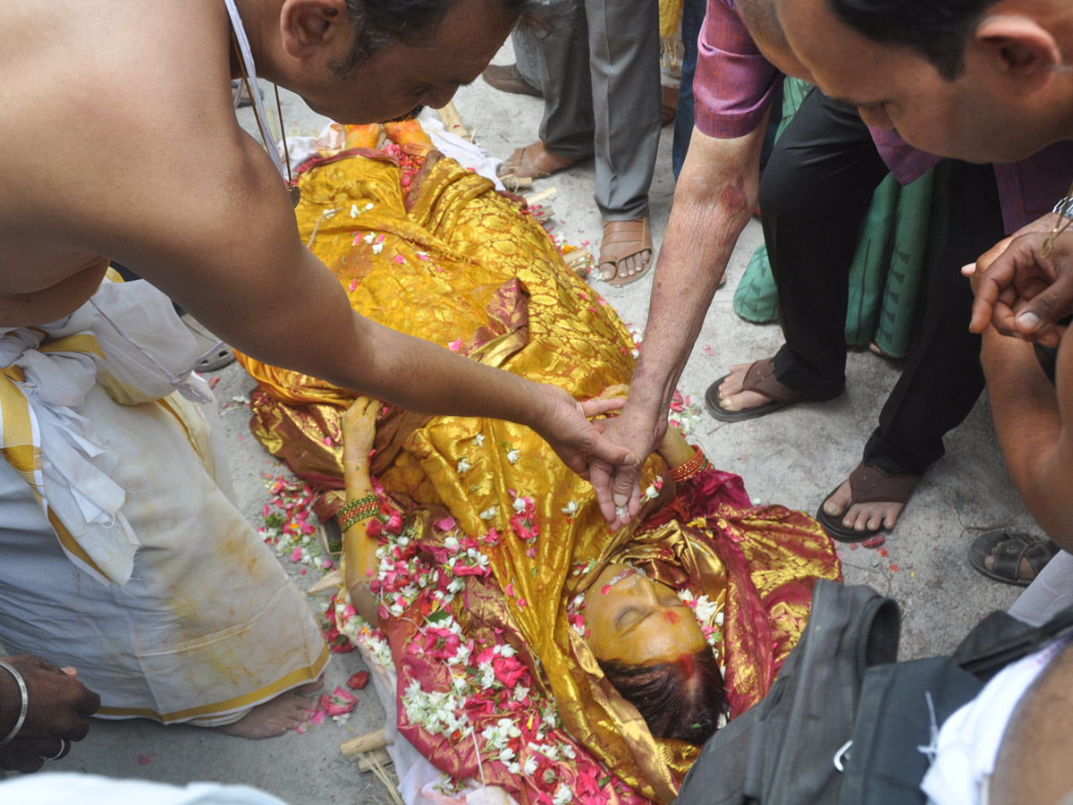 Vijaya Nirmala Last Journey Rituals Completed Photo Gallery - Sakshi17