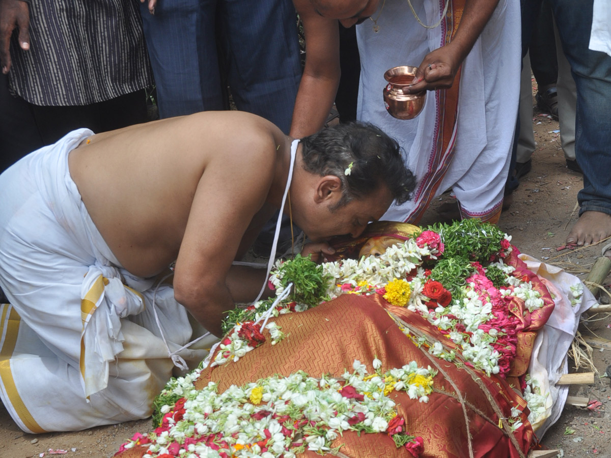 Vijaya Nirmala Last Journey Rituals Completed Photo Gallery - Sakshi18