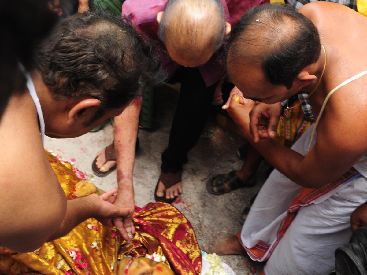 Vijaya Nirmala Last Journey Rituals Completed Photo Gallery - Sakshi2