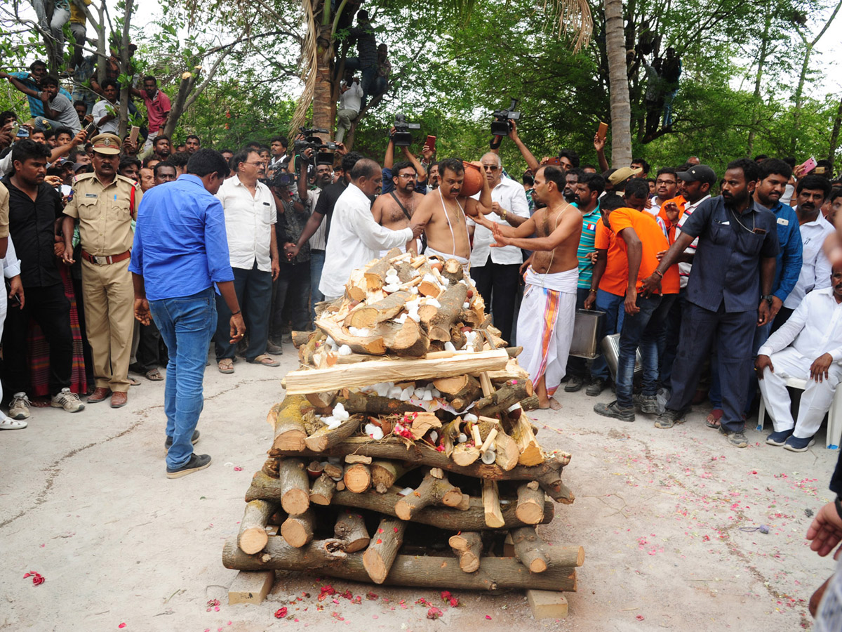 Vijaya Nirmala Last Journey Rituals Completed Photo Gallery - Sakshi21