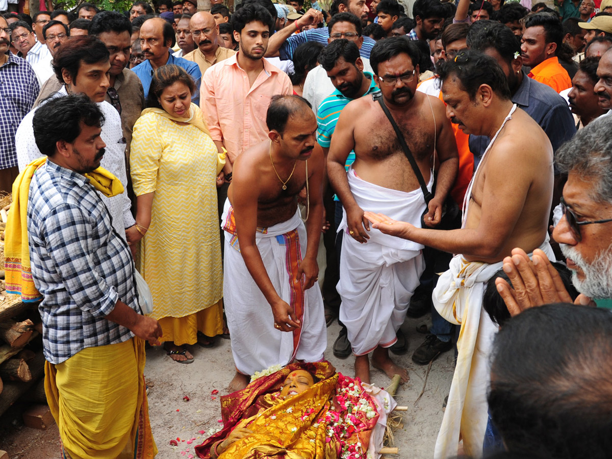 Vijaya Nirmala Last Journey Rituals Completed Photo Gallery - Sakshi22