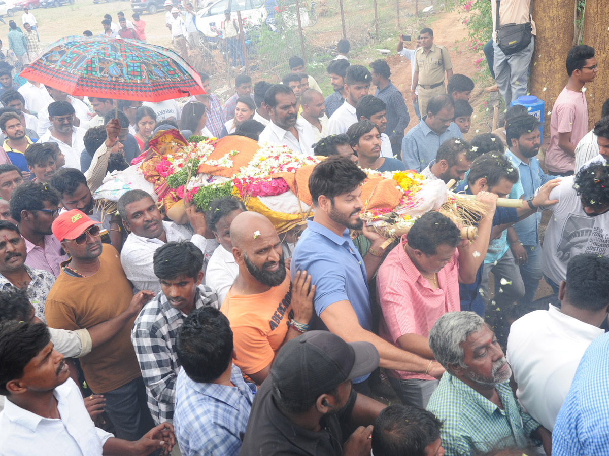 Vijaya Nirmala Last Journey Rituals Completed Photo Gallery - Sakshi23