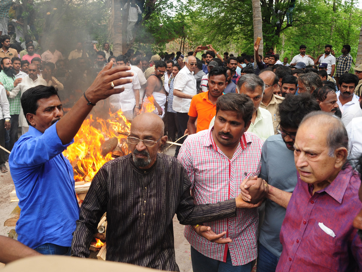 Vijaya Nirmala Last Journey Rituals Completed Photo Gallery - Sakshi26