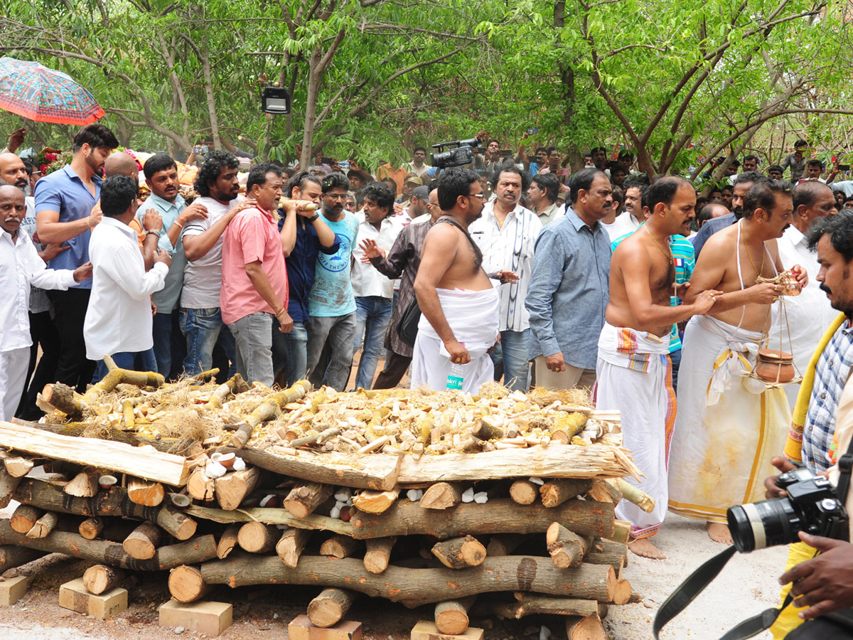 Vijaya Nirmala Last Journey Rituals Completed Photo Gallery - Sakshi3