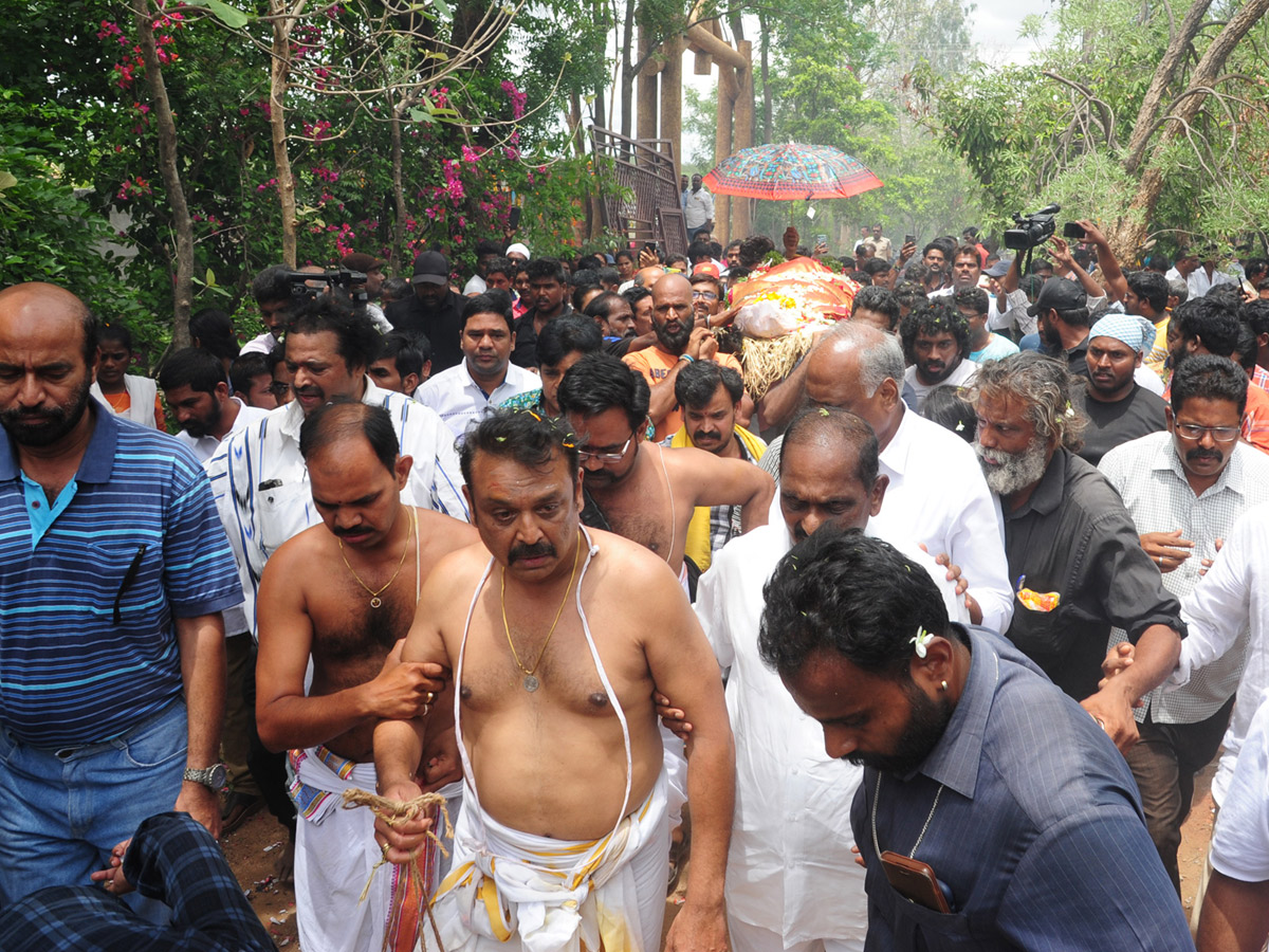 Vijaya Nirmala Last Journey Rituals Completed Photo Gallery - Sakshi5