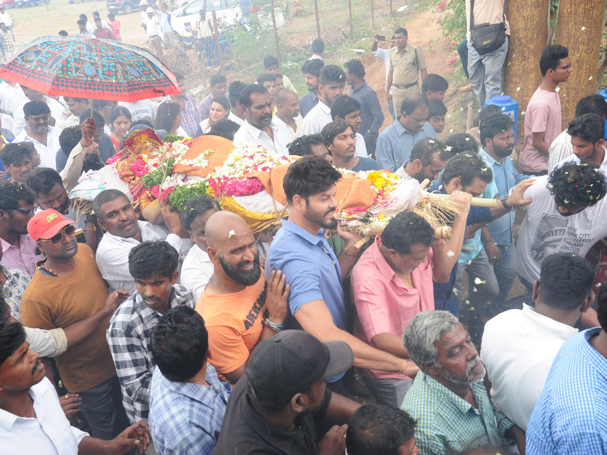 Vijaya Nirmala Last Journey Rituals Completed Photo Gallery - Sakshi9