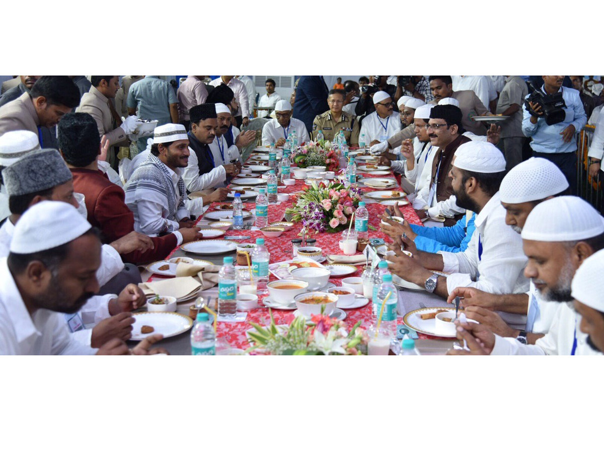 AP CM YS JAGAN Hosts Iftar Dinner In Guntur Photo Gallery - Sakshi11