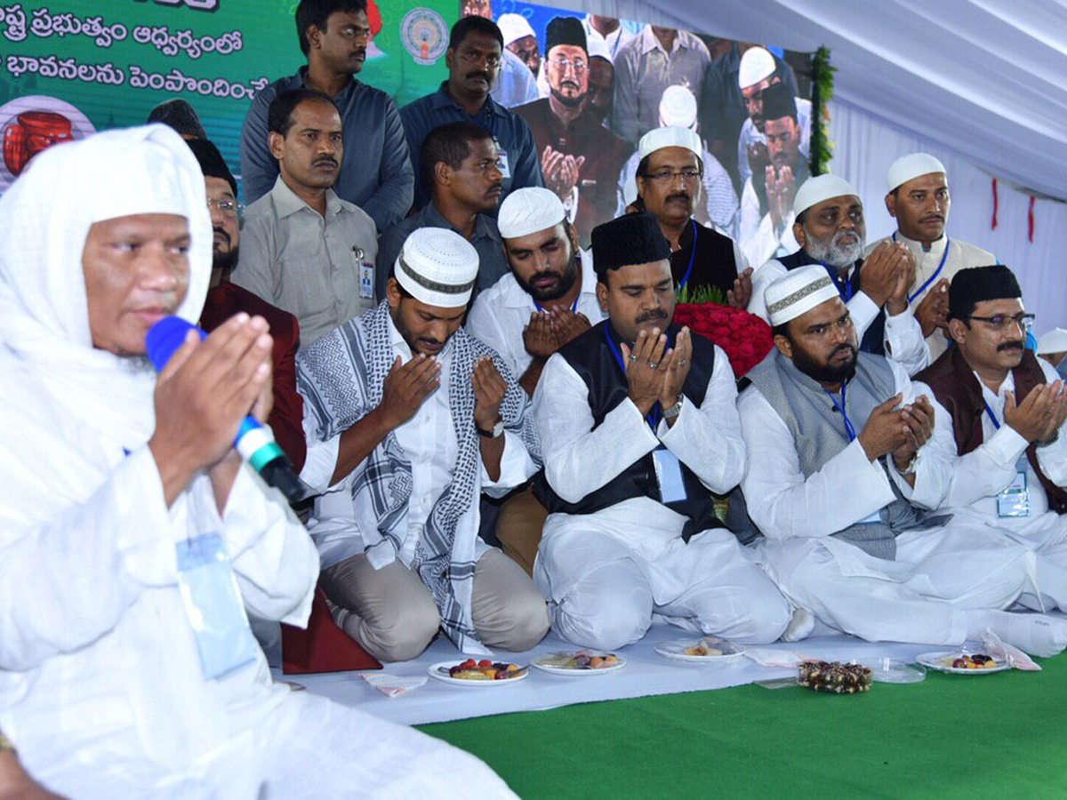 AP CM YS JAGAN Hosts Iftar Dinner In Guntur Photo Gallery - Sakshi1