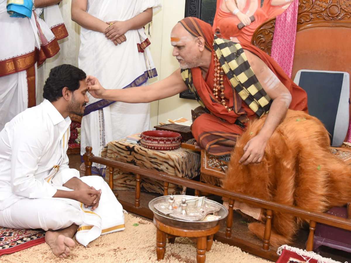 CM YS Jagan takes blessings from Swami Swaroopananda Photo Gallery - Sakshi2