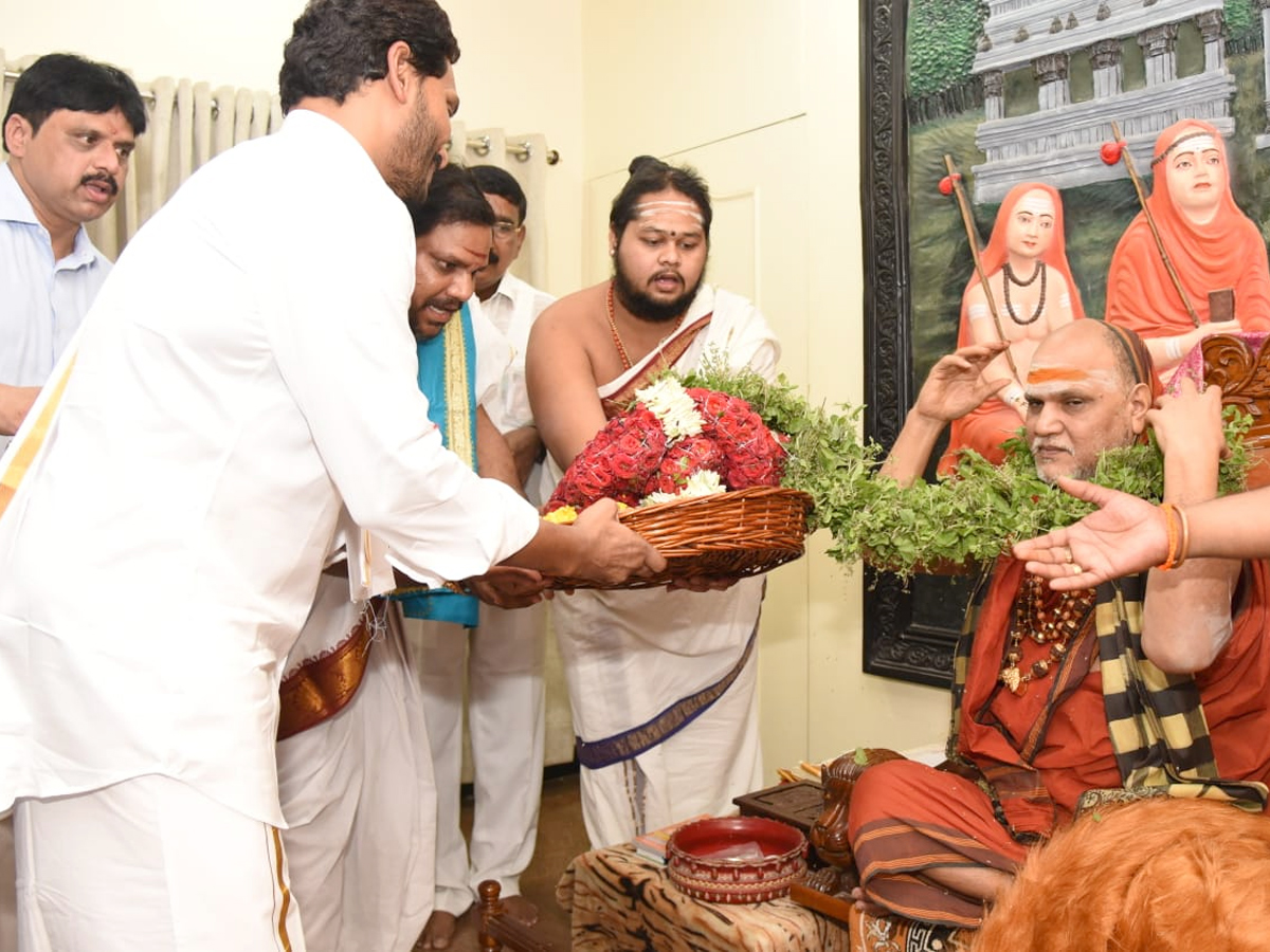 CM YS Jagan takes blessings from Swami Swaroopananda Photo Gallery - Sakshi1