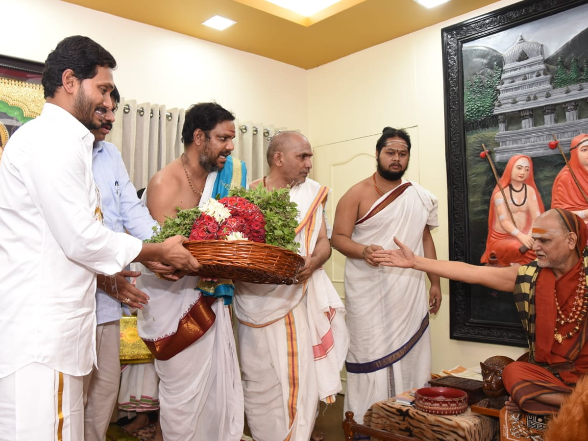 CM YS Jagan takes blessings from Swami Swaroopananda Photo Gallery - Sakshi3