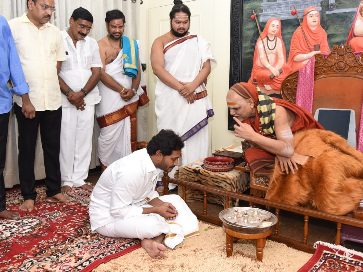 CM YS Jagan takes blessings from Swami Swaroopananda Photo Gallery - Sakshi4