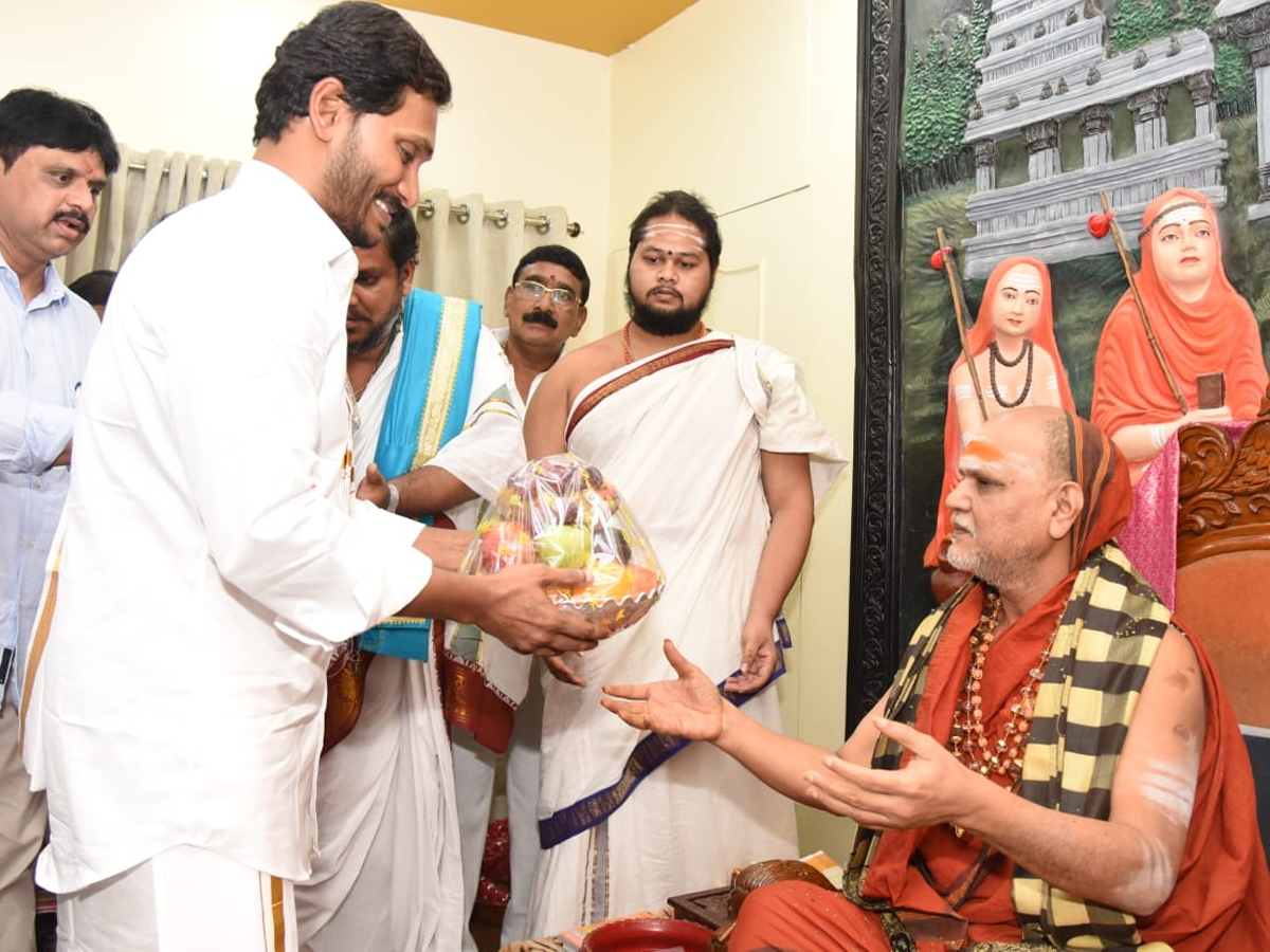 CM YS Jagan takes blessings from Swami Swaroopananda Photo Gallery - Sakshi5