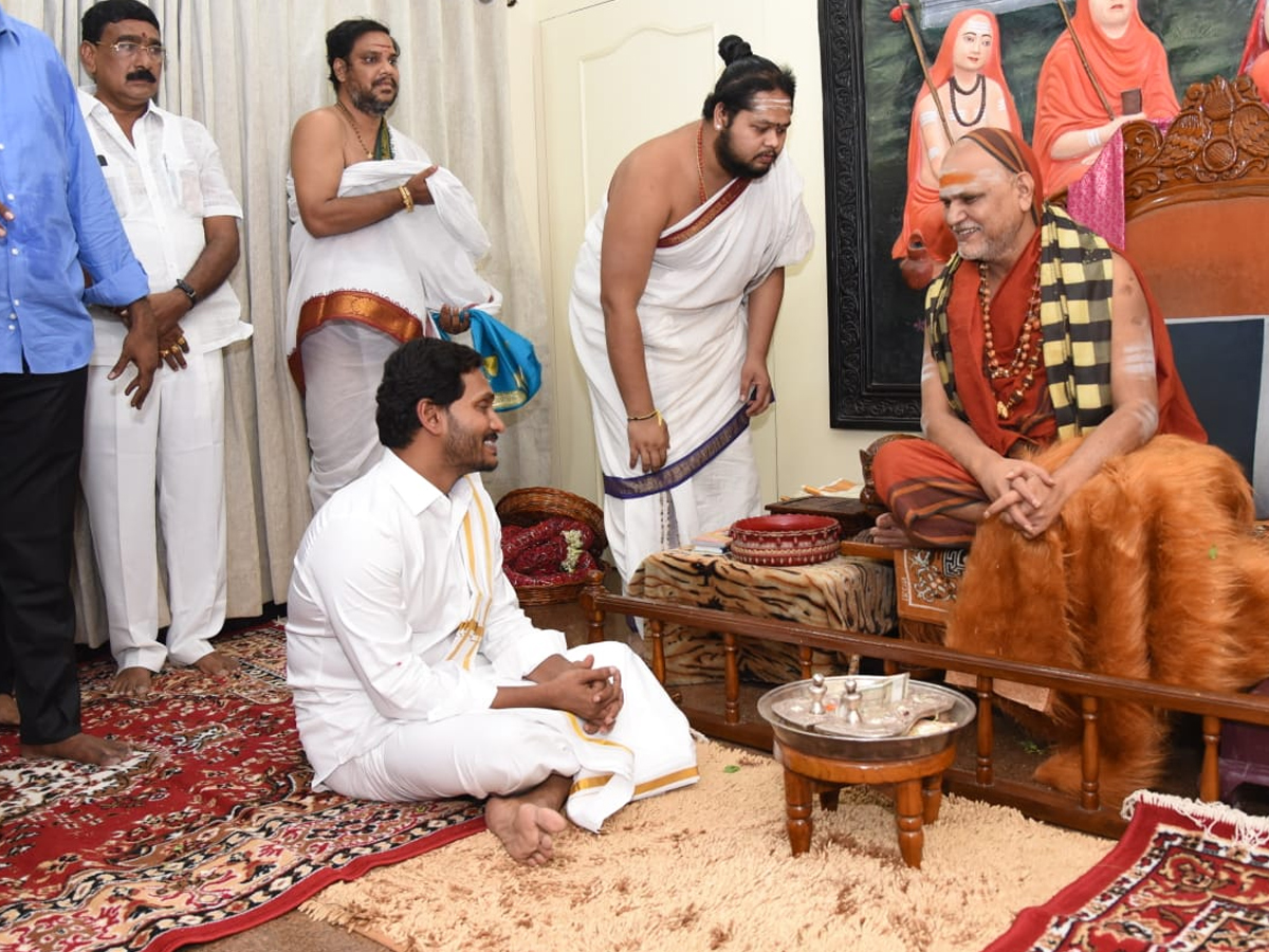 CM YS Jagan takes blessings from Swami Swaroopananda Photo Gallery - Sakshi6