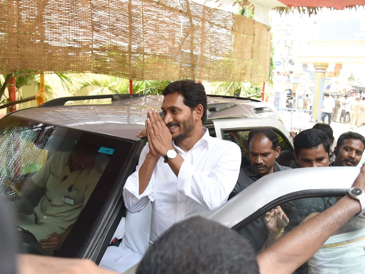 CM YS Jagan takes blessings from Swami Swaroopananda Photo Gallery - Sakshi7