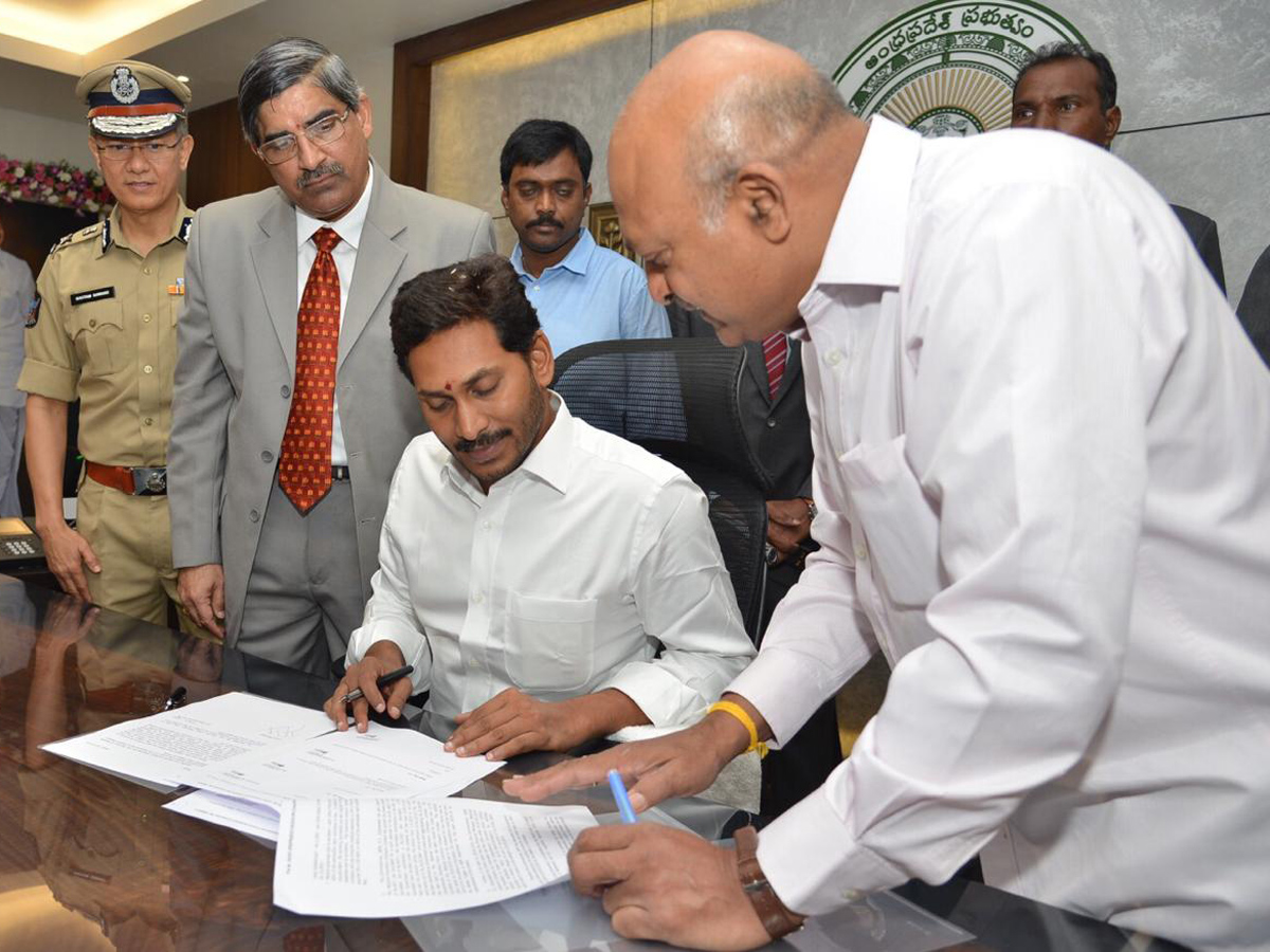 AP CM Jagan First Day in Secretariat in Amaravathi Photo Gallery - Sakshi2