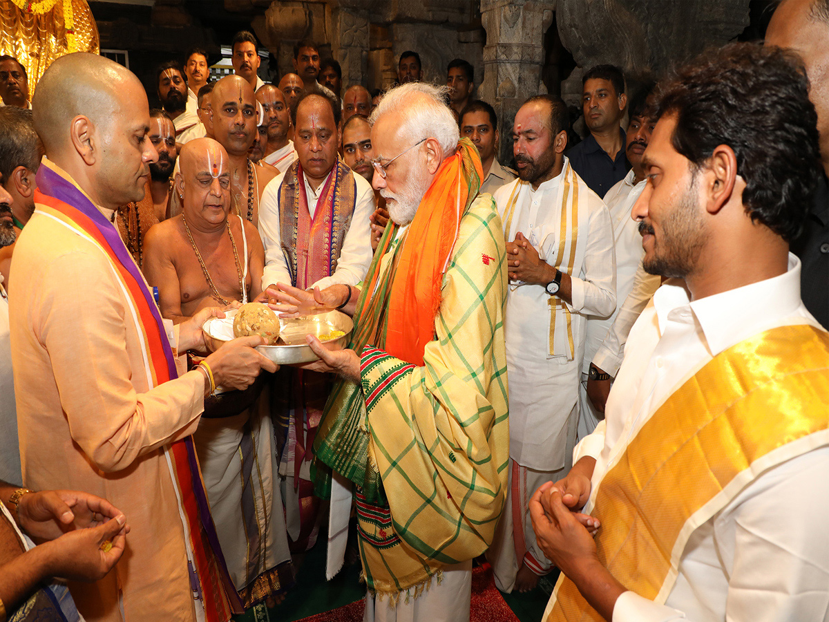 PM Narendra Modi, CM YS Jagan Mohan Reddy Tirumala Tour - Sakshi29