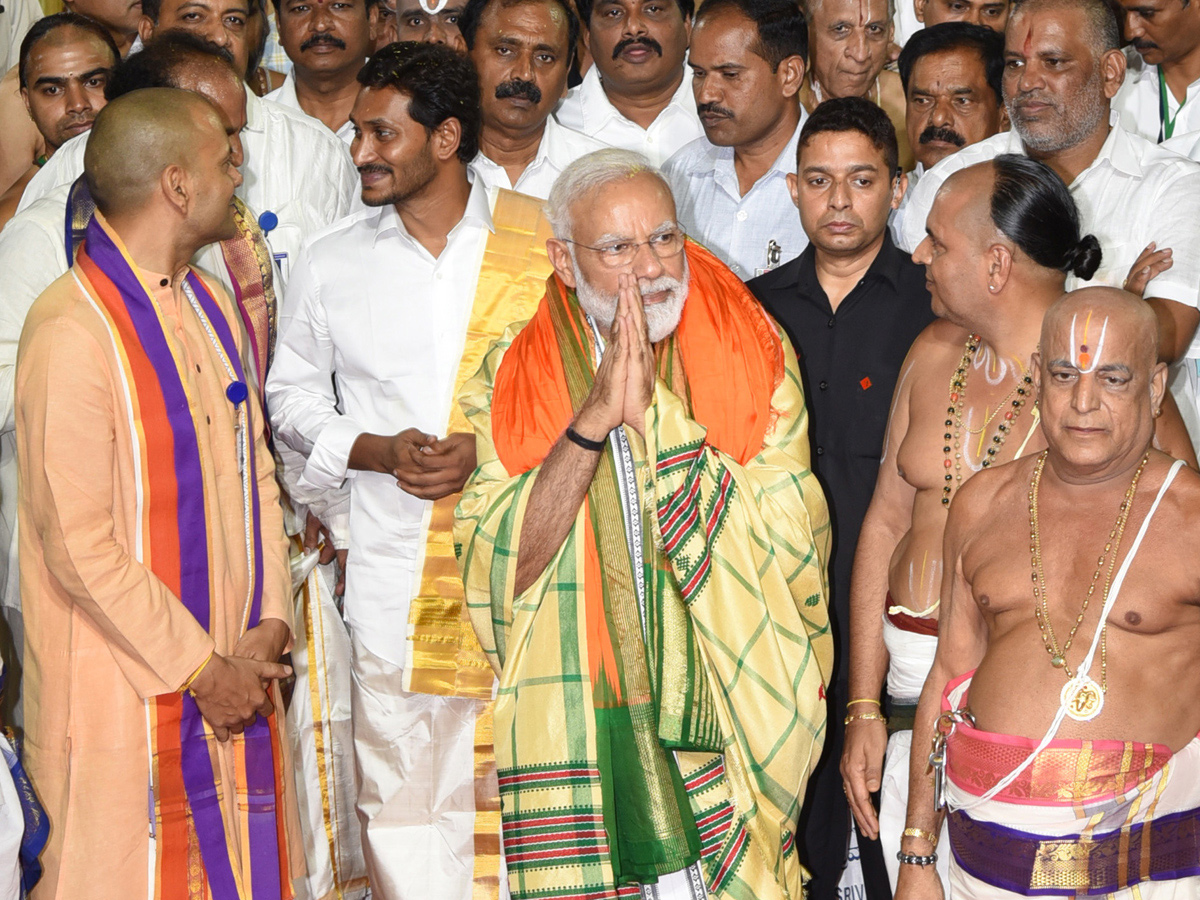 PM Narendra Modi, CM YS Jagan Mohan Reddy Tirumala Tour - Sakshi10