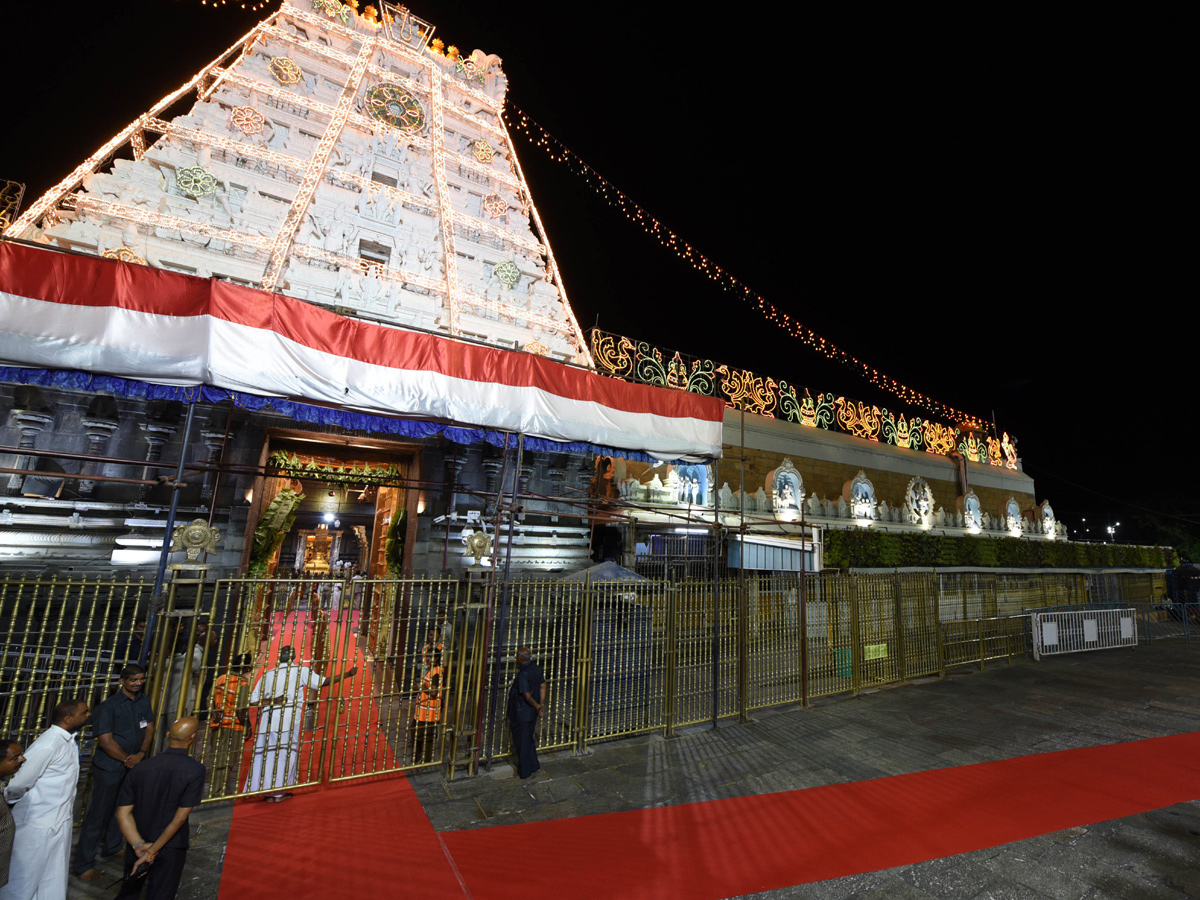 PM Narendra Modi, CM YS Jagan Mohan Reddy Tirumala Tour - Sakshi11