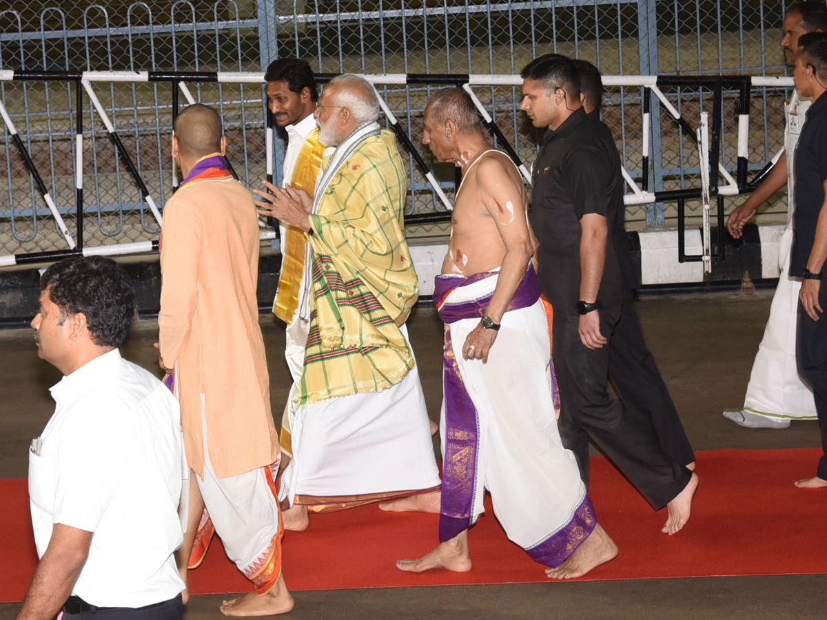 PM Narendra Modi, CM YS Jagan Mohan Reddy Tirumala Tour - Sakshi12