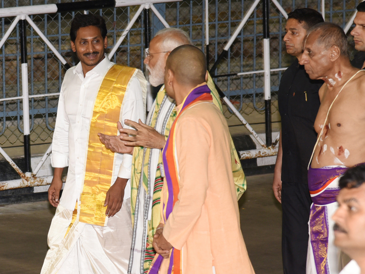 PM Narendra Modi, CM YS Jagan Mohan Reddy Tirumala Tour - Sakshi13