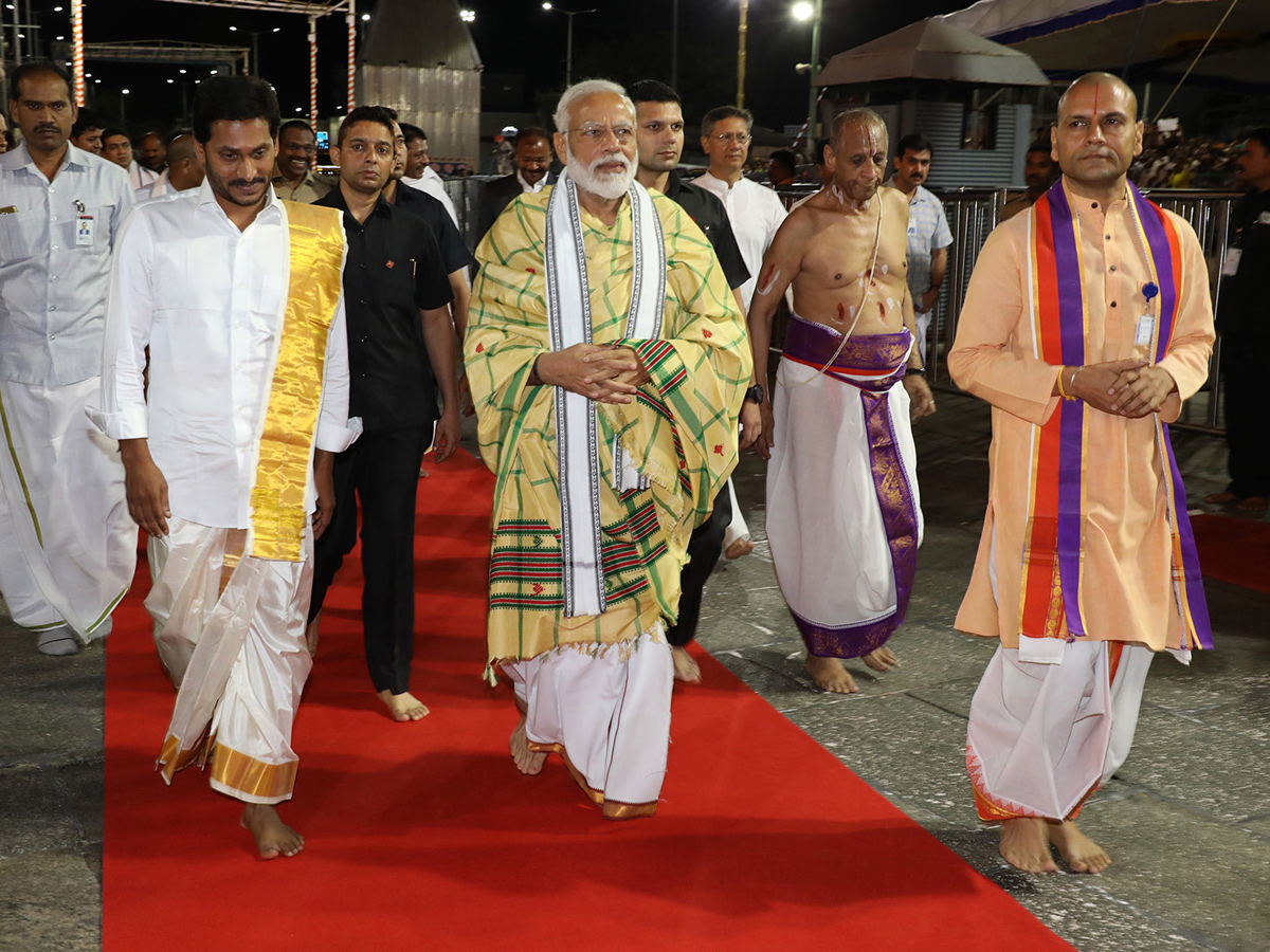 PM Narendra Modi, CM YS Jagan Mohan Reddy Tirumala Tour - Sakshi23