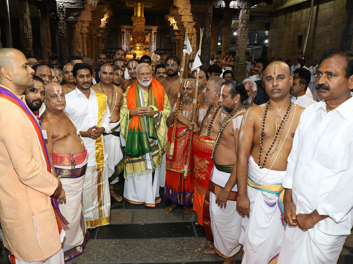 PM Narendra Modi, CM YS Jagan Mohan Reddy Tirumala Tour - Sakshi25