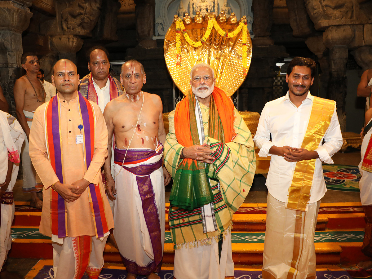 PM Narendra Modi, CM YS Jagan Mohan Reddy Tirumala Tour - Sakshi1