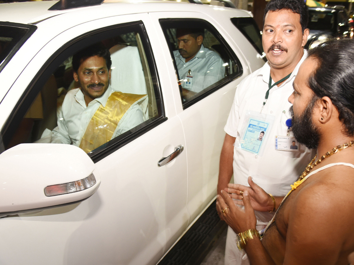 PM Narendra Modi, CM YS Jagan Mohan Reddy Tirumala Tour - Sakshi3