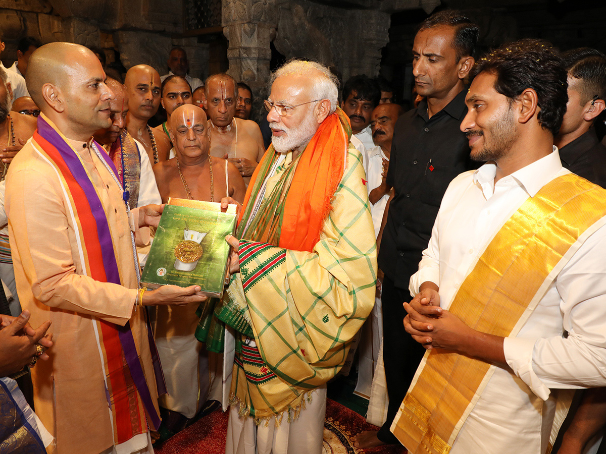 PM Narendra Modi, CM YS Jagan Mohan Reddy Tirumala Tour - Sakshi27