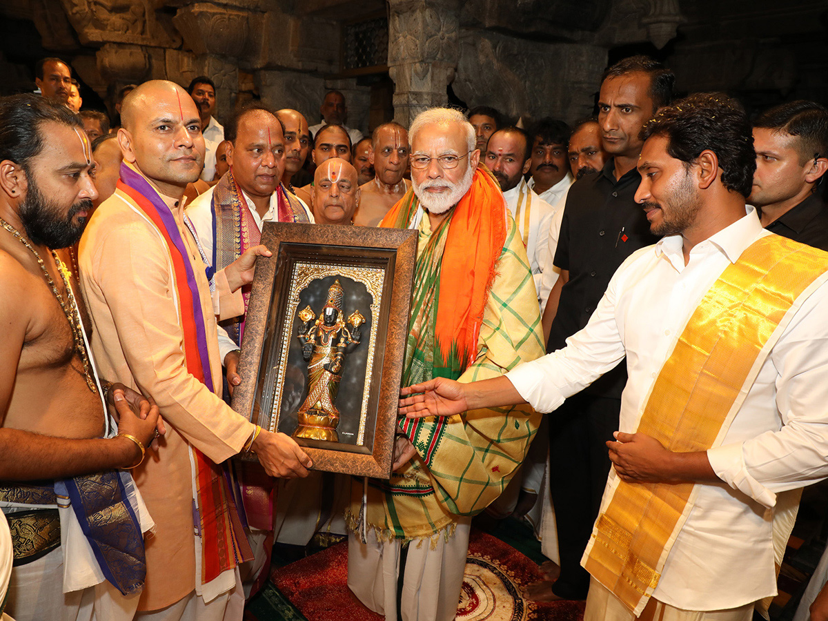 PM Narendra Modi, CM YS Jagan Mohan Reddy Tirumala Tour - Sakshi28