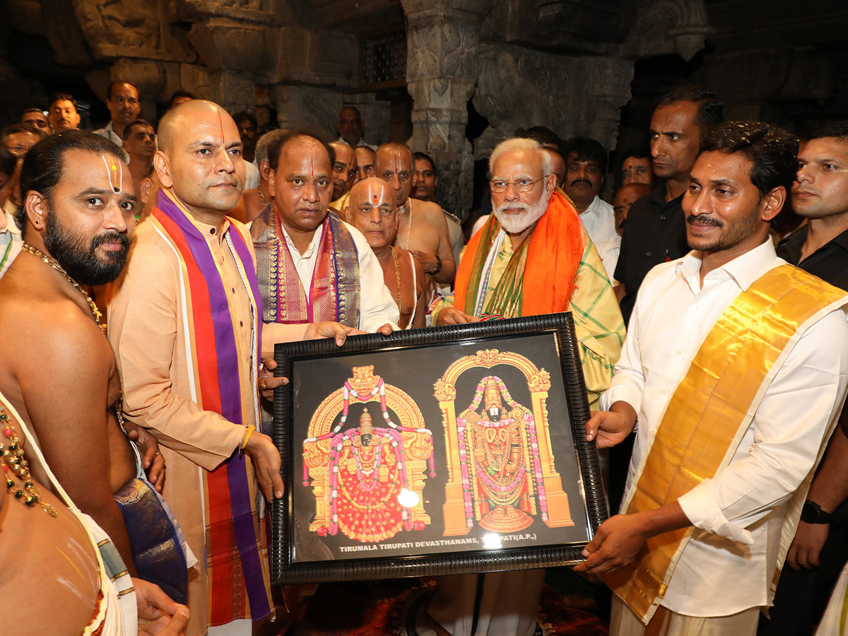 PM Narendra Modi, CM YS Jagan Mohan Reddy Tirumala Tour - Sakshi26