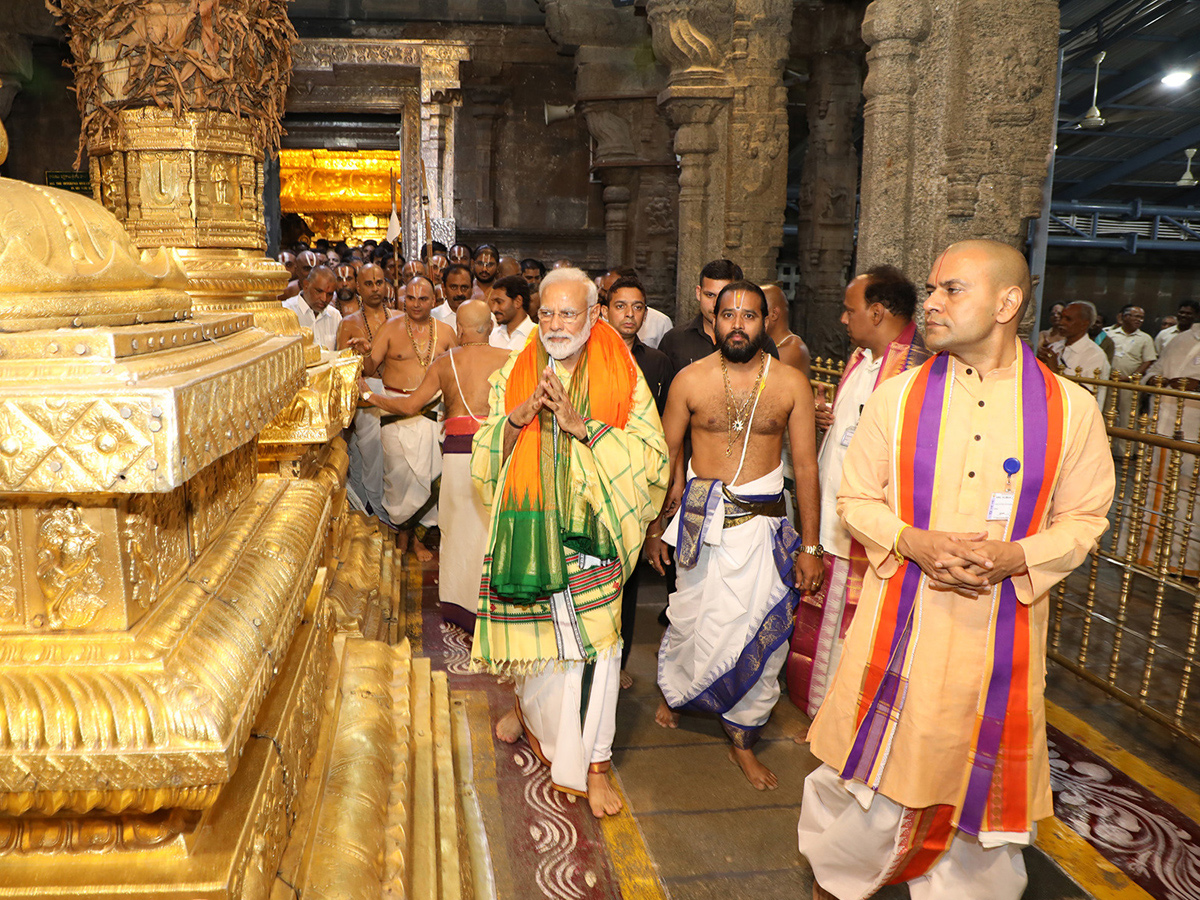 PM Narendra Modi, CM YS Jagan Mohan Reddy Tirumala Tour - Sakshi31