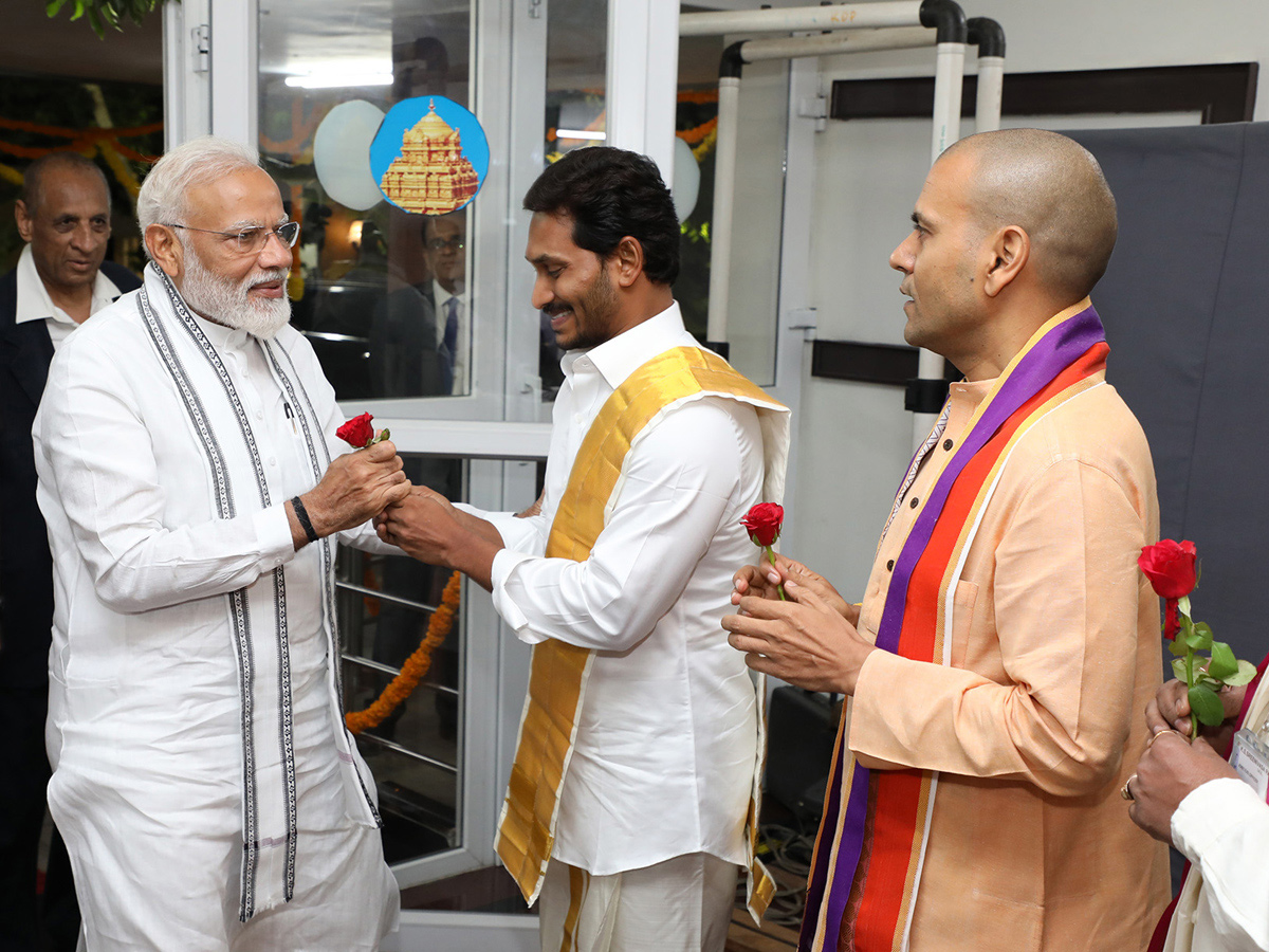 PM Narendra Modi, CM YS Jagan Mohan Reddy Tirumala Tour - Sakshi32