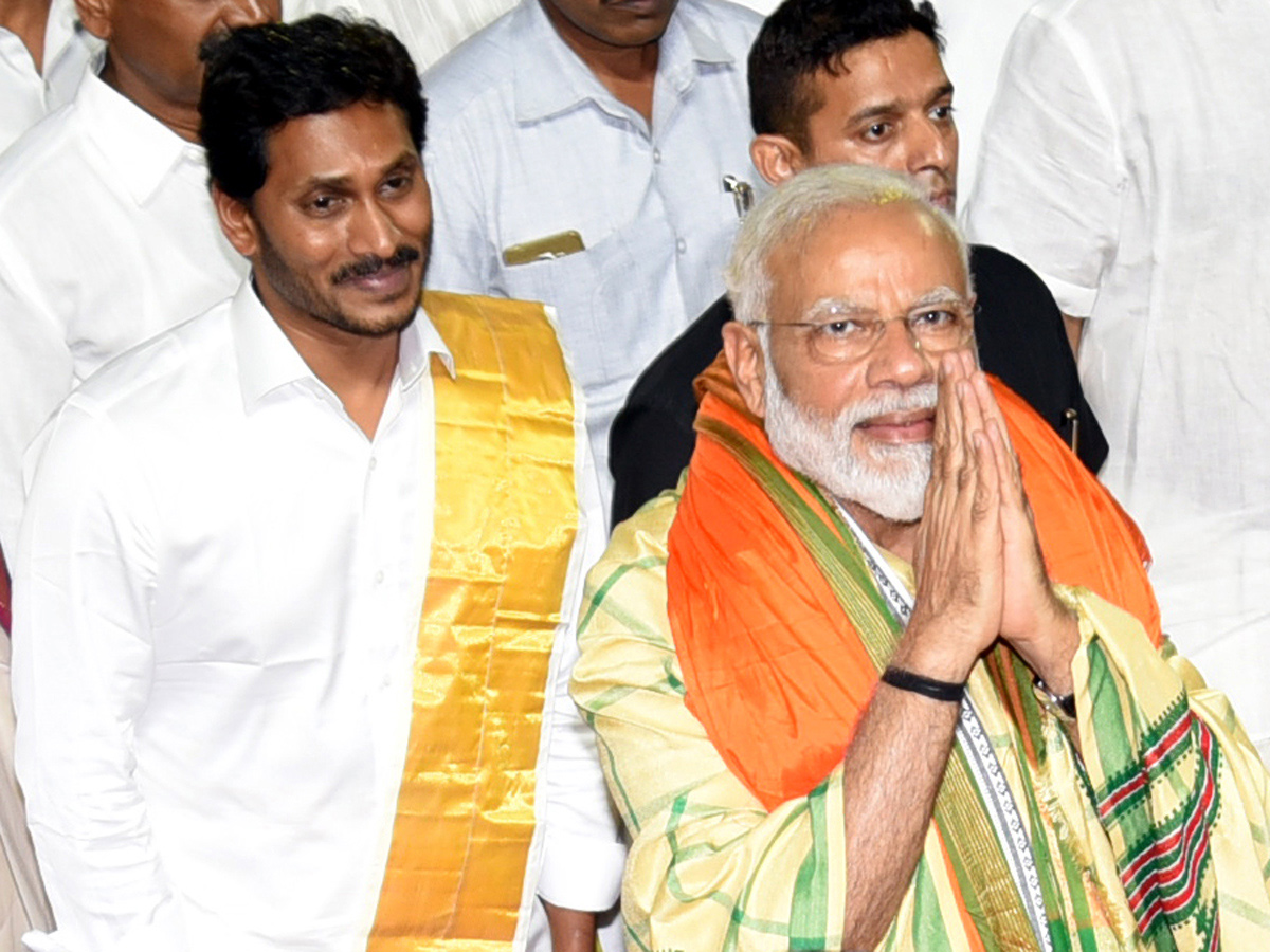 PM Narendra Modi, CM YS Jagan Mohan Reddy Tirumala Tour - Sakshi4