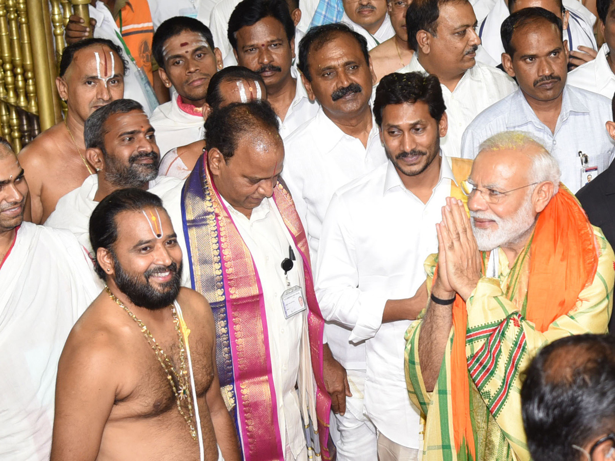 PM Narendra Modi, CM YS Jagan Mohan Reddy Tirumala Tour - Sakshi5