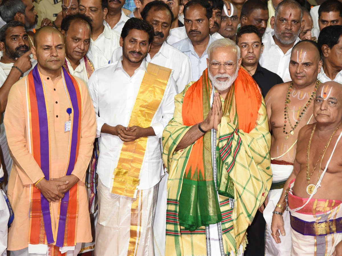 PM Narendra Modi, CM YS Jagan Mohan Reddy Tirumala Tour - Sakshi8