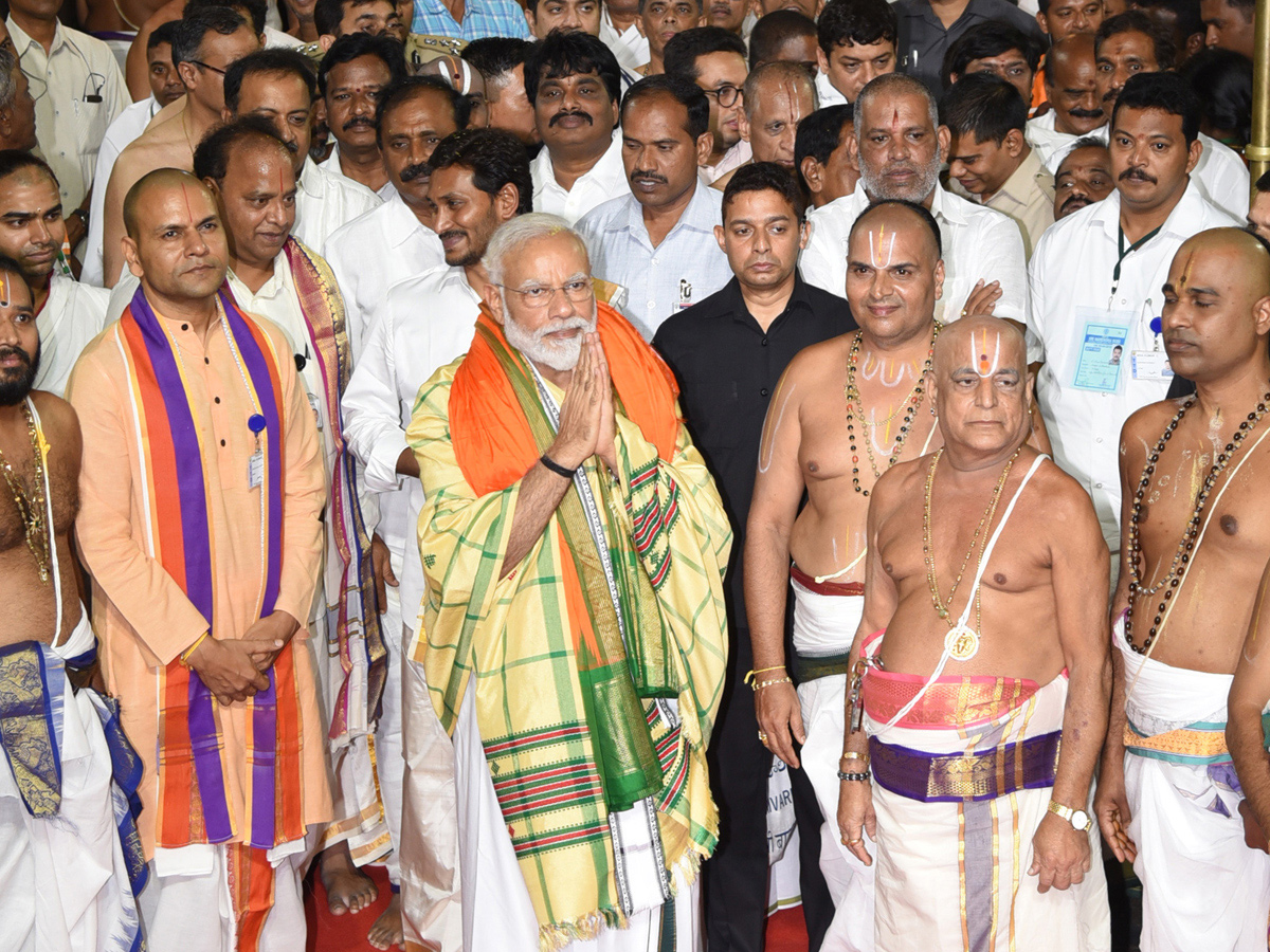 PM Narendra Modi, CM YS Jagan Mohan Reddy Tirumala Tour - Sakshi9